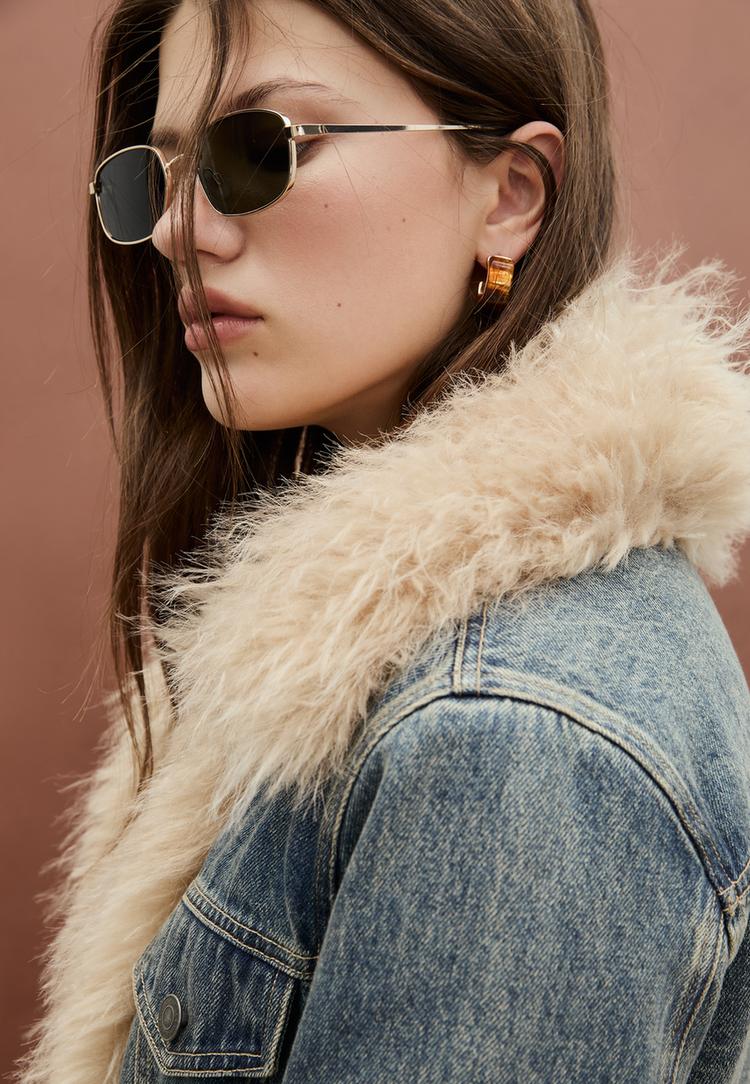 cazadora acolchada denim detalle efecto pelo
