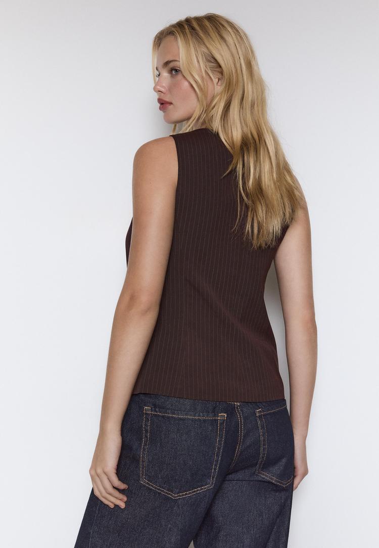 regular-weste-mit-knopfleiste-und-streifen