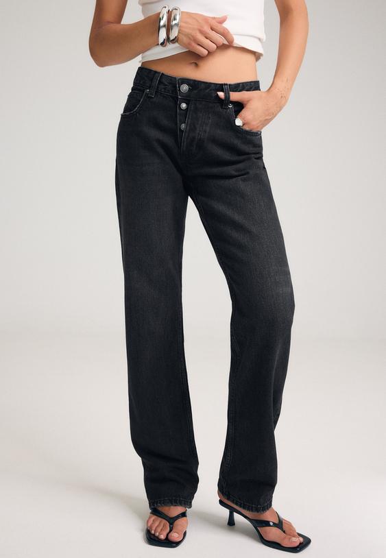 slim fit jeans in recht model