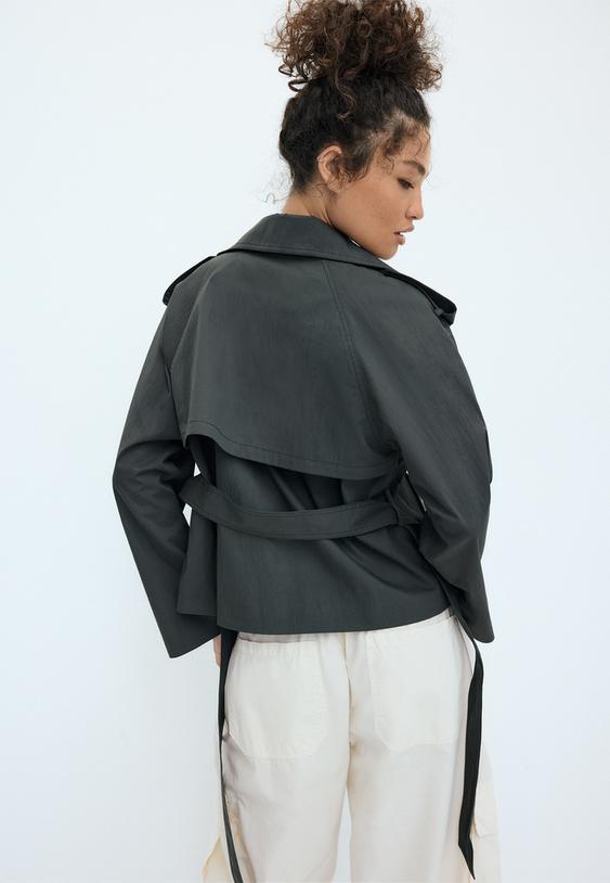 trench corto con collo alto e cintura