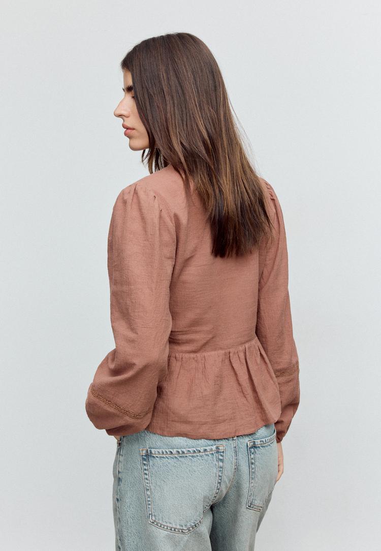 bestickte-flieende-bluse-mit-knoten