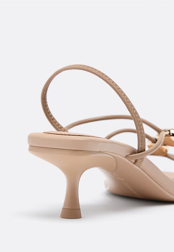 Сандали Със Средновисок Тънък Ток И Метални Елементи