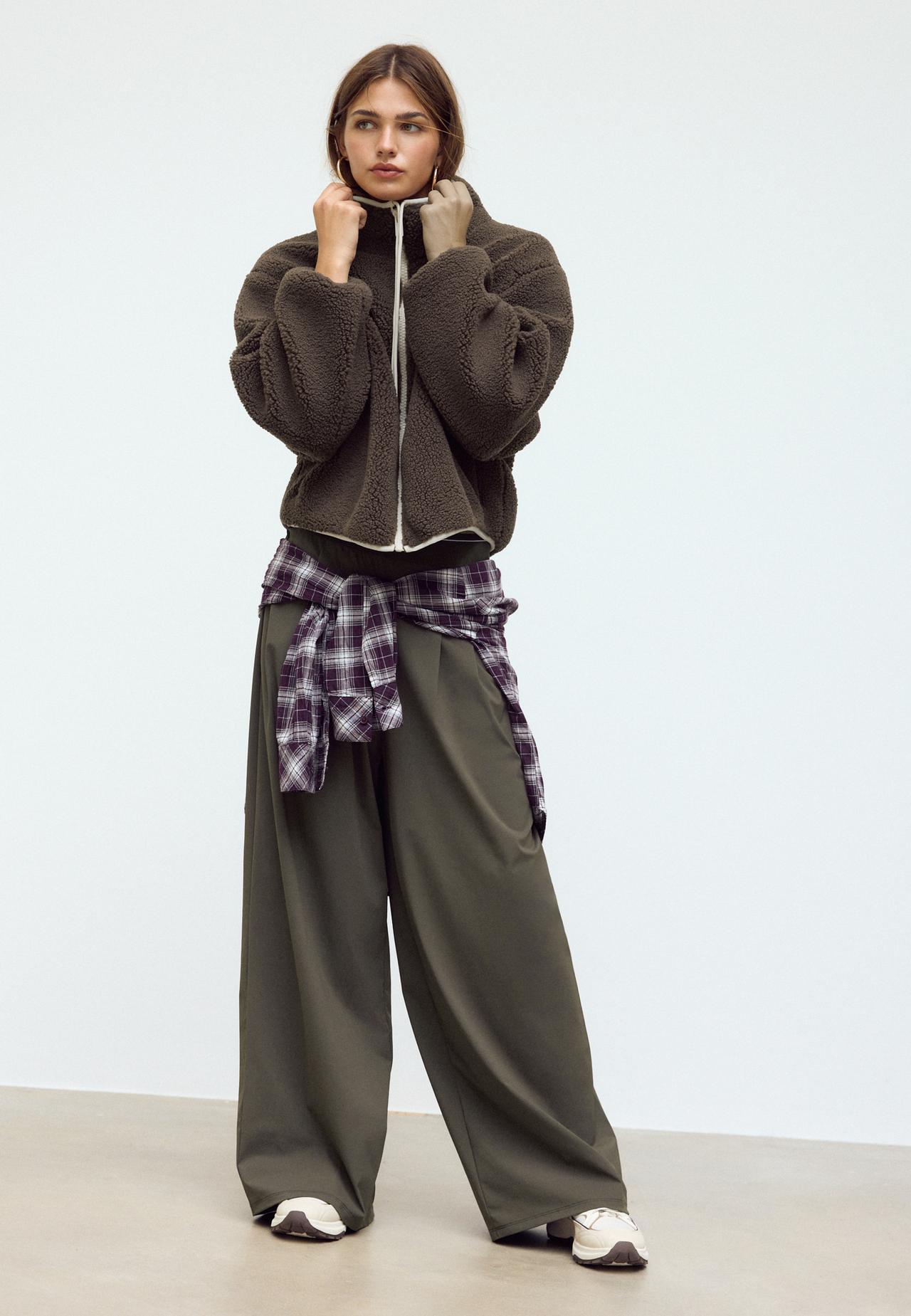 Light tech joggers with elasticated waistband — Brown
