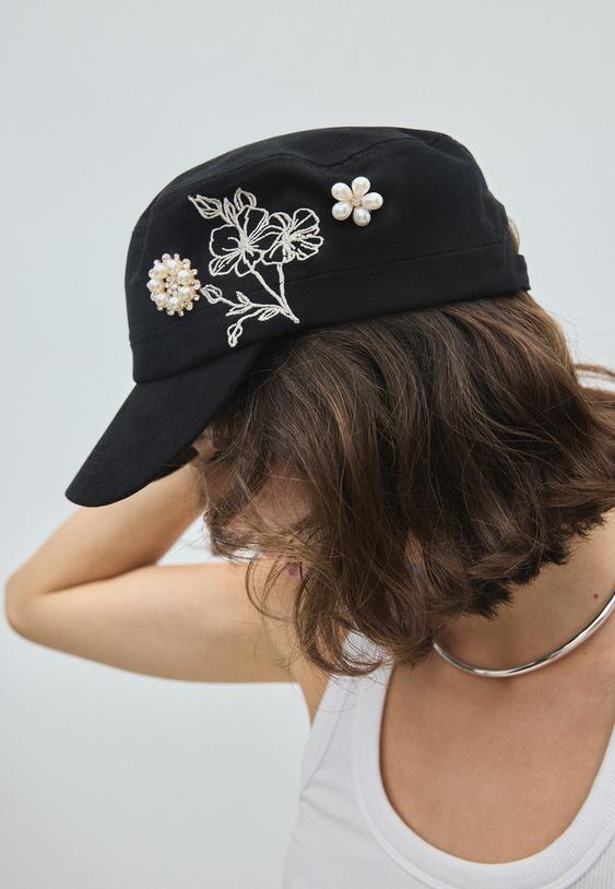 Stradivarius Faux Pearl Cap Black Os