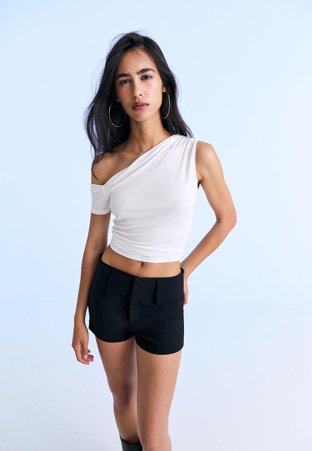 Camiseta cuello asimétrico