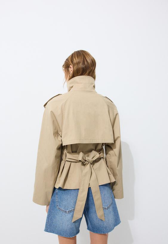 kurzer-trenchcoat-mit-stehkragen-und-gurtel