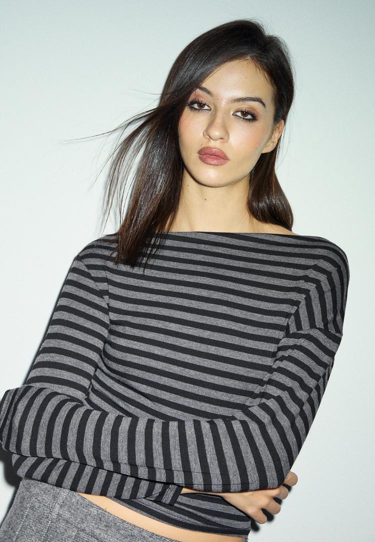 camiseta cuello asimetrico