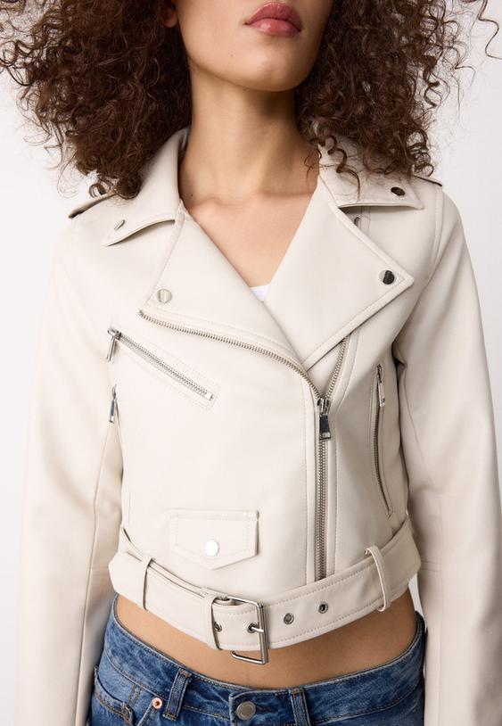 cazadora biker con cinturon efecto piel