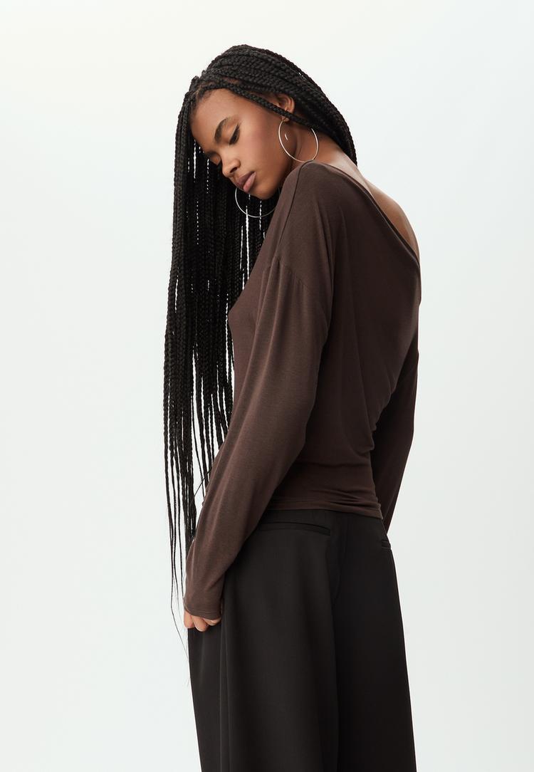 camiseta cuello asimetrico