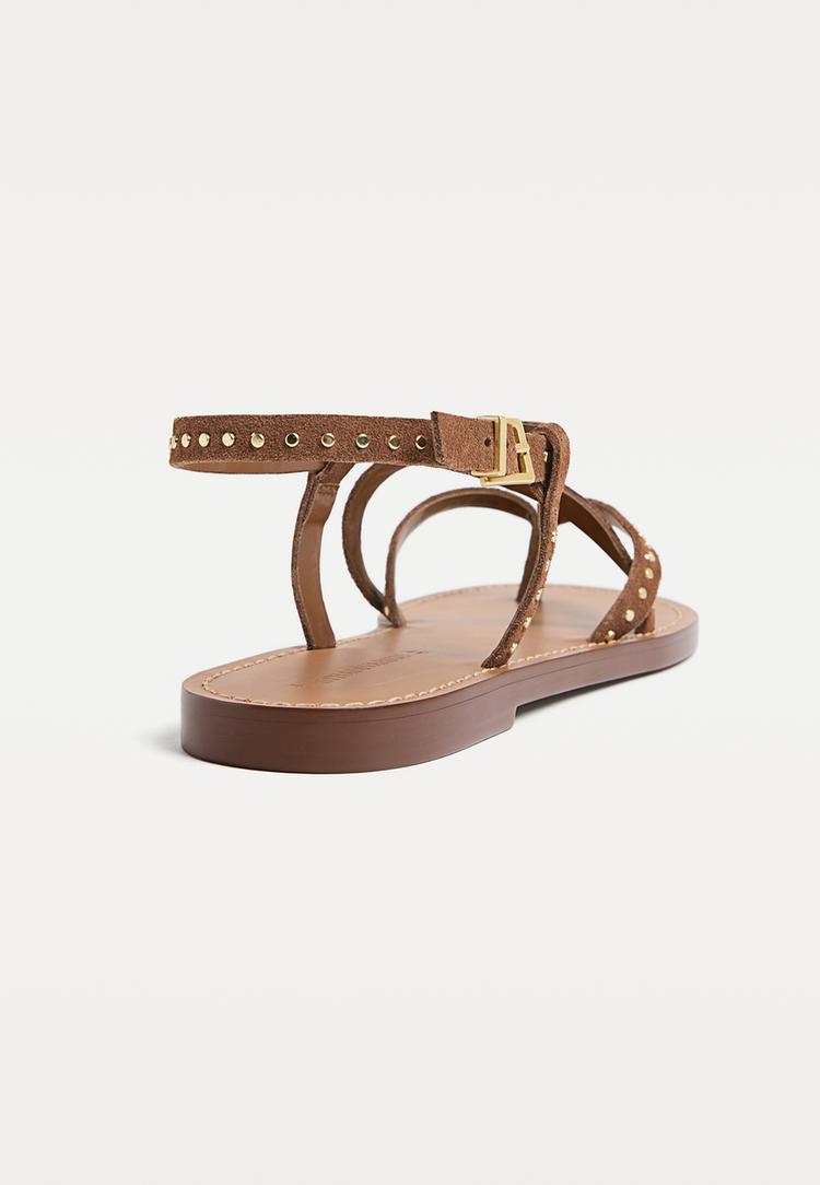 sandali bassi in pelle con borchie