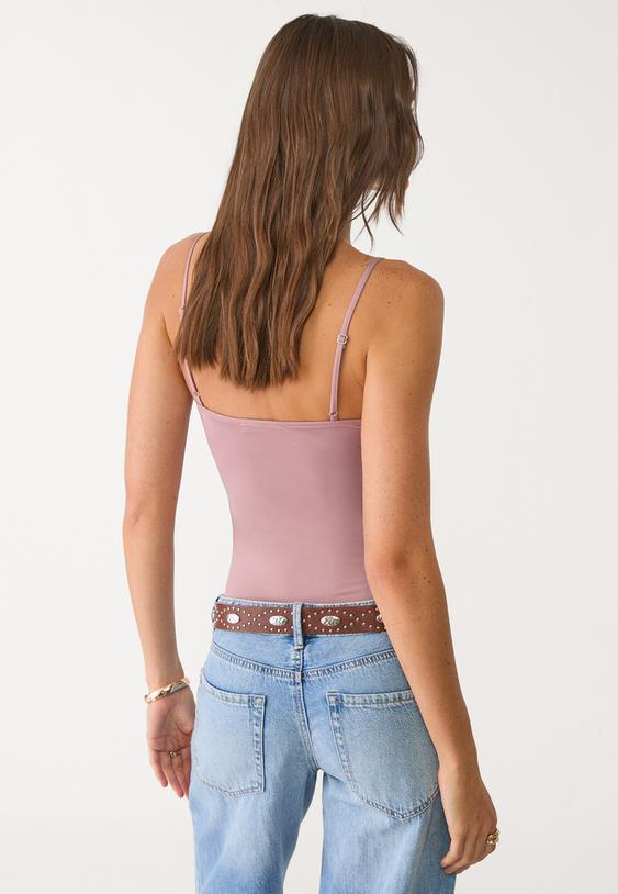 body tirantes cuello pico