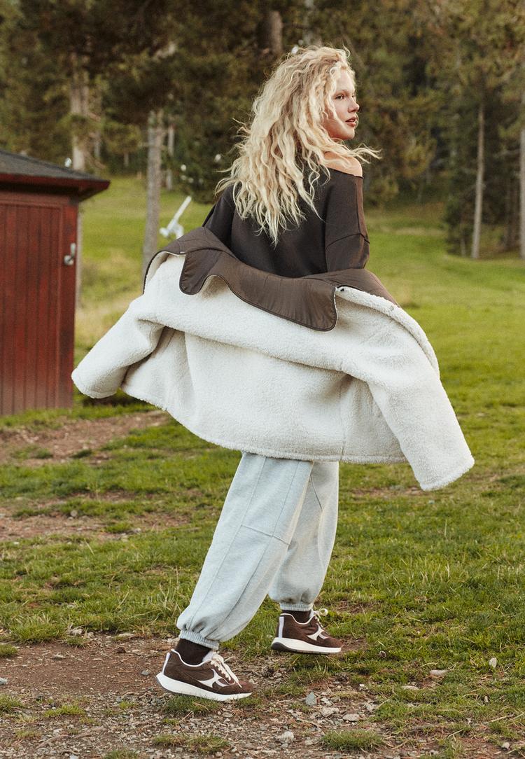 sudadera basica cuello asimetrico