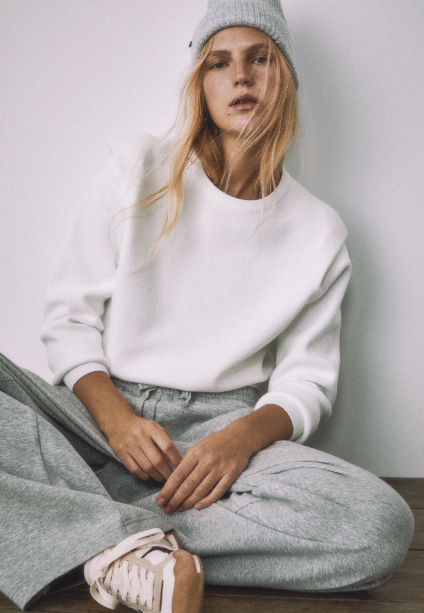 Knitted jumper with padded shoulders — Ecru