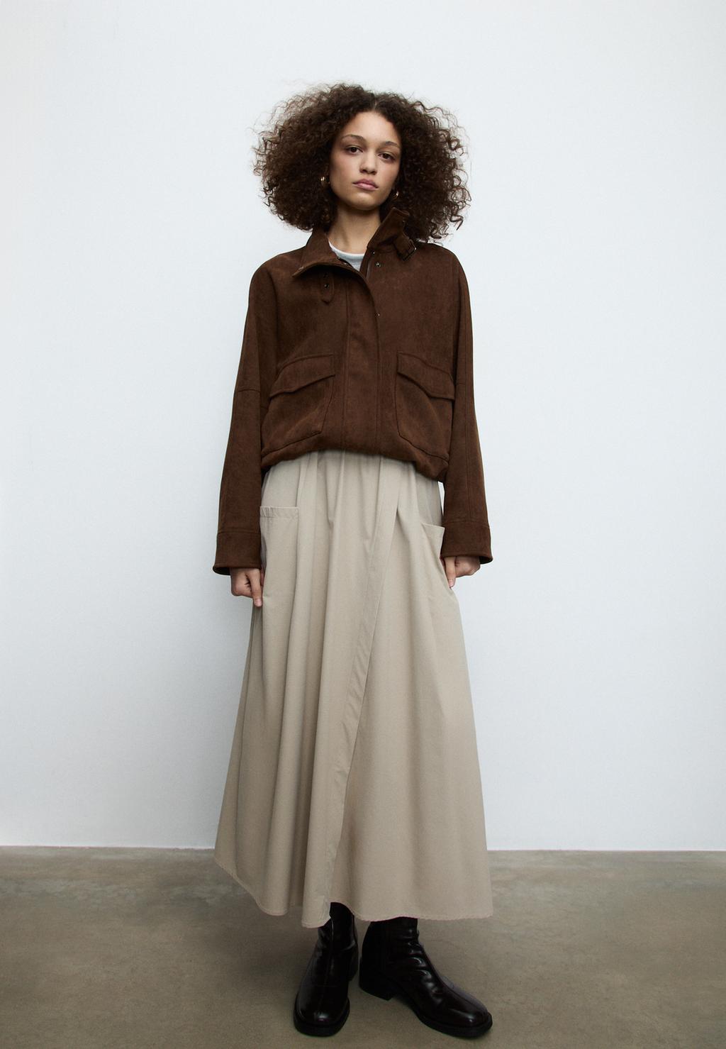 Loose-fitting midi skirt with pockets