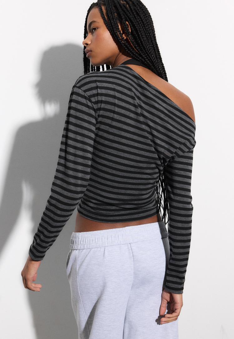 camiseta cuello asimetrico