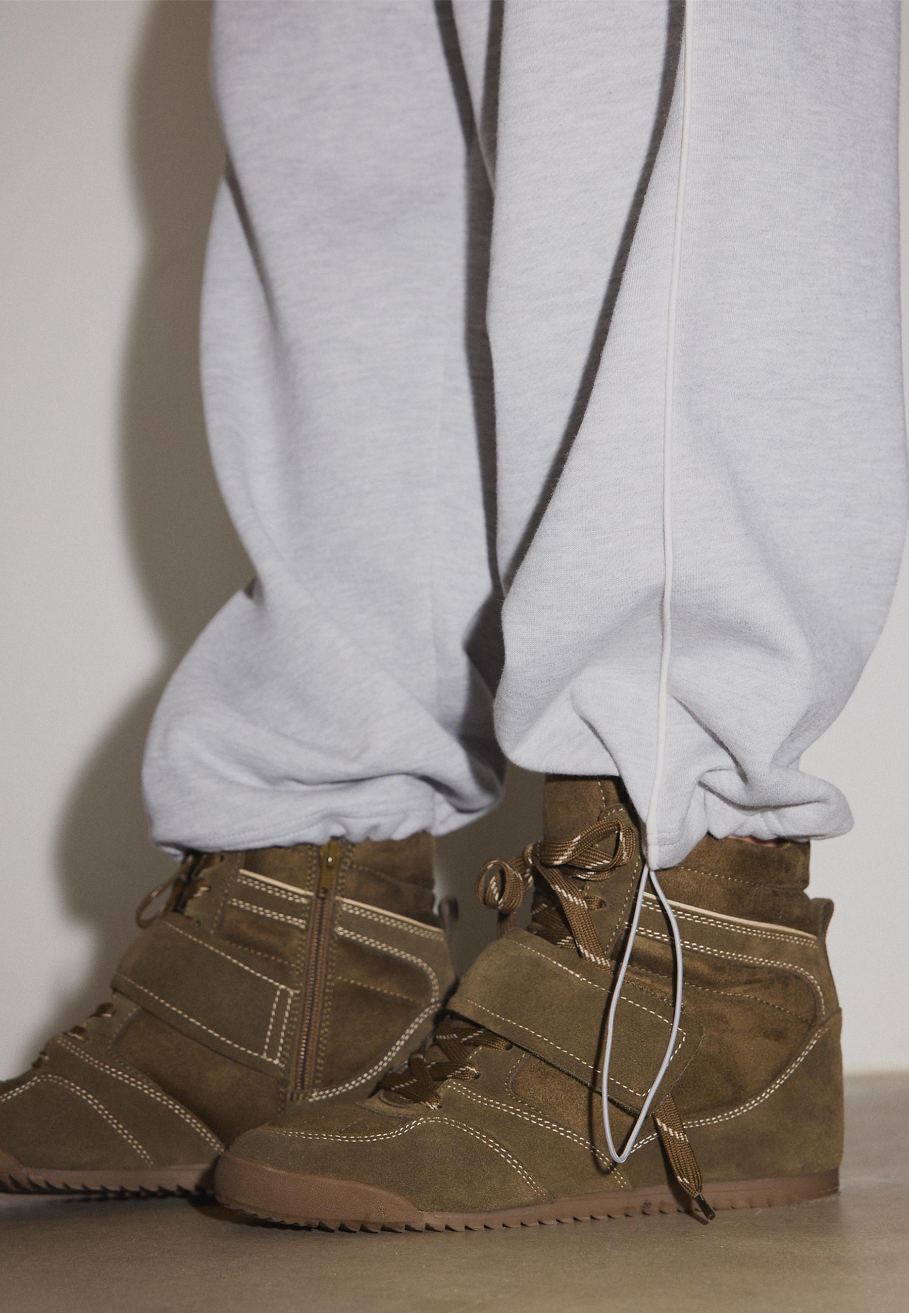Plush joggers with piping and toggles — Grey melange