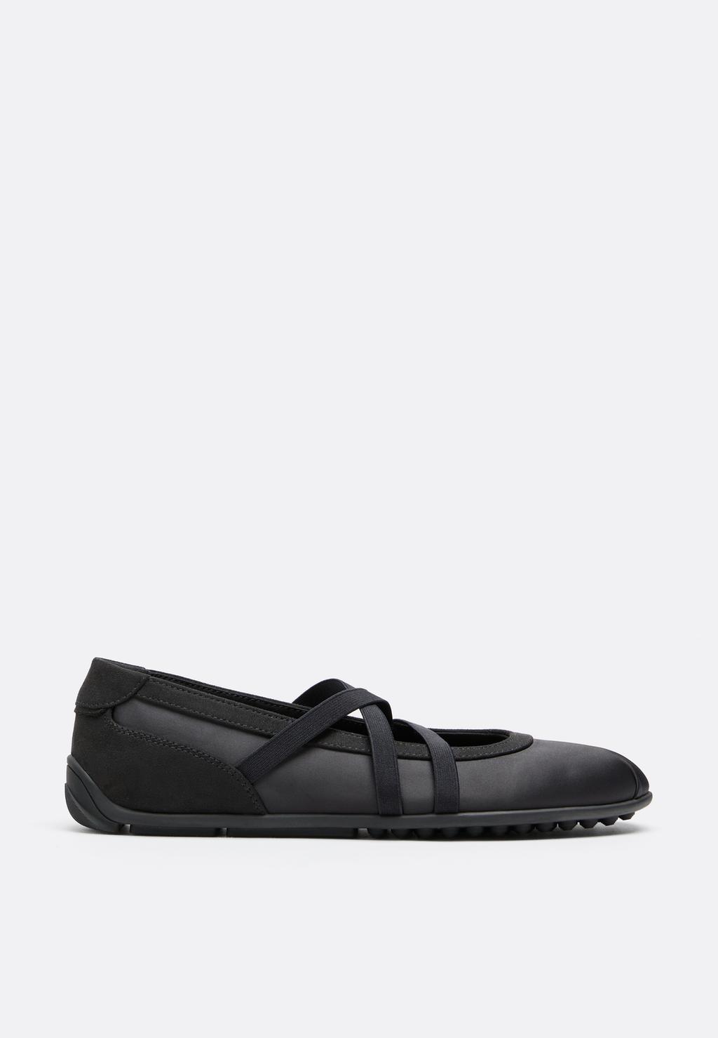 Sneakerballerinas Med Korslagda Remmar