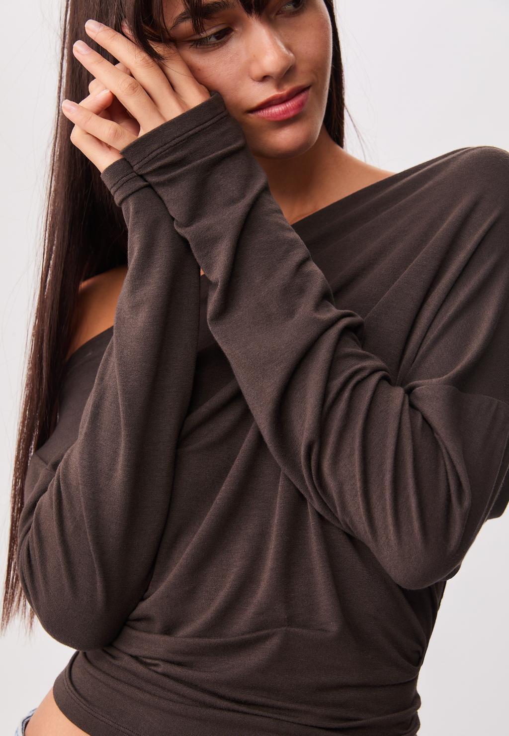 Camiseta cuello asimétrico
