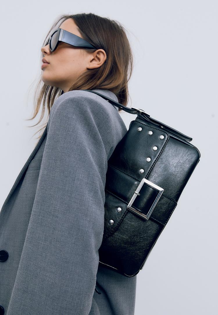 bolso bandolera hebilla tachas