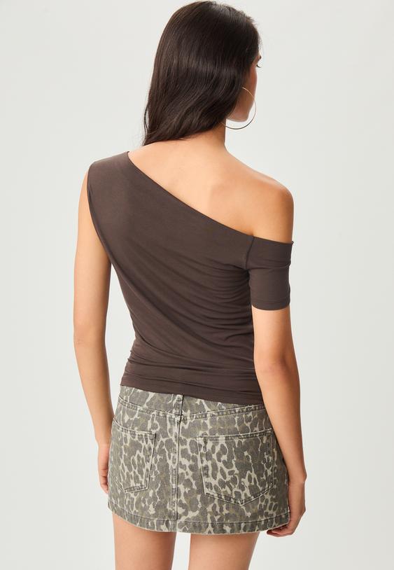 asimetrik yakal tisort