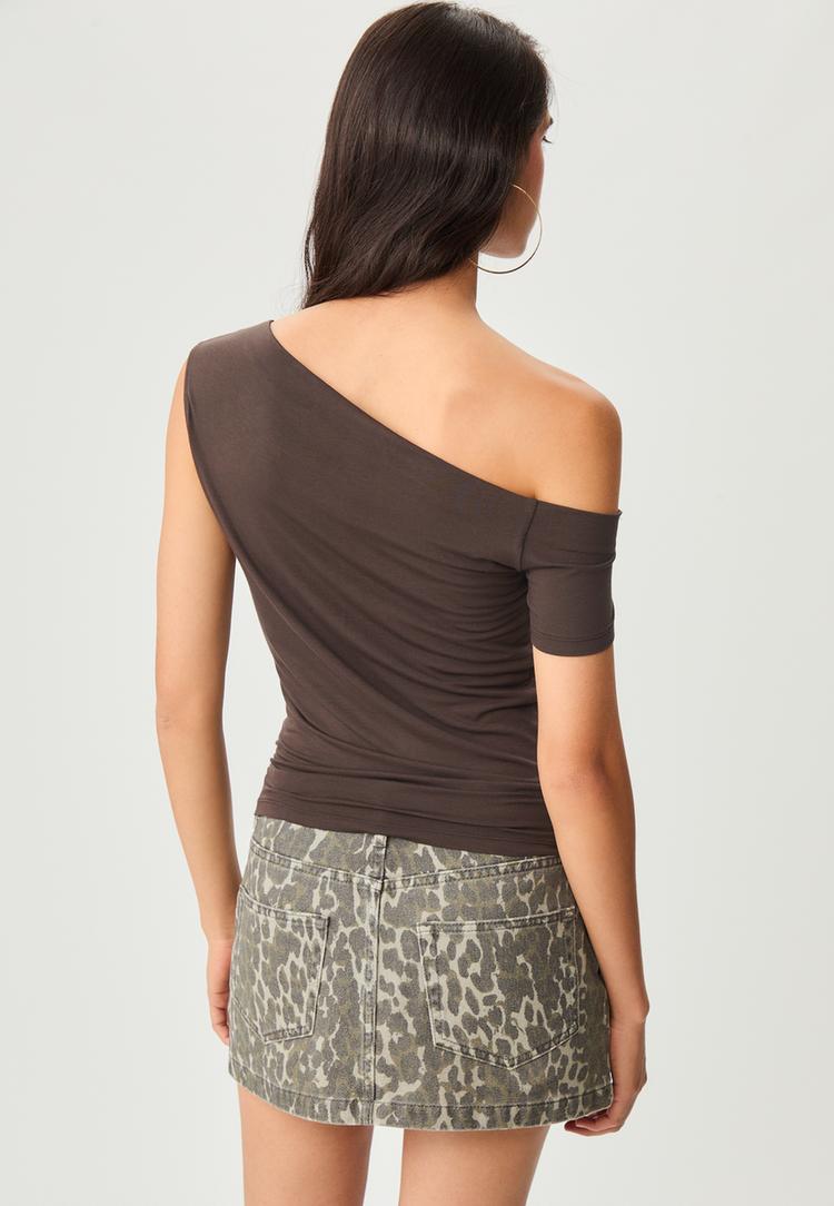 camiseta cuello asimetrico