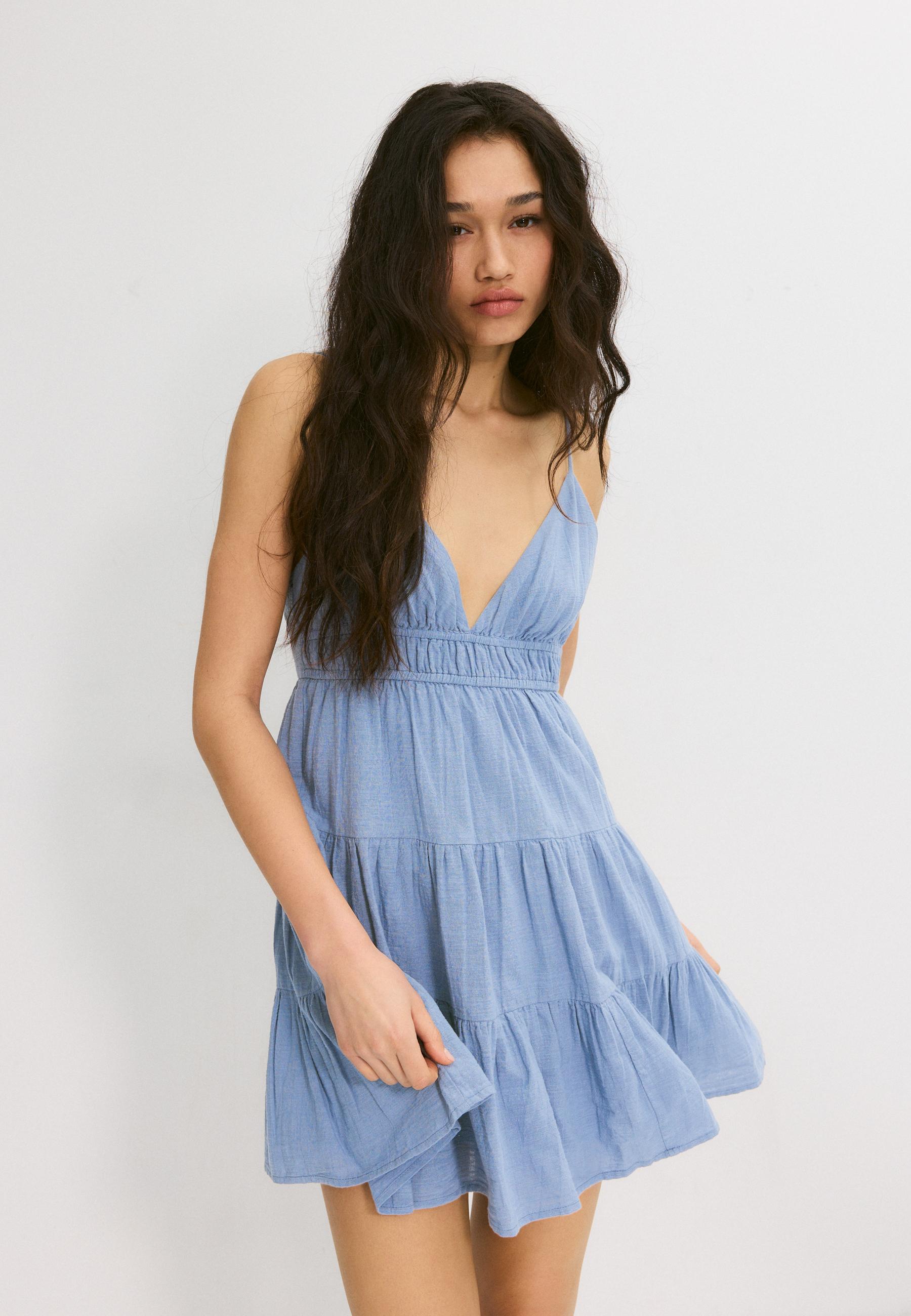 Arkası bağcıklı dökümlü kısa elbise