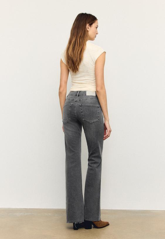 Дънки D74 С Разкроени Крачоли И Цепка