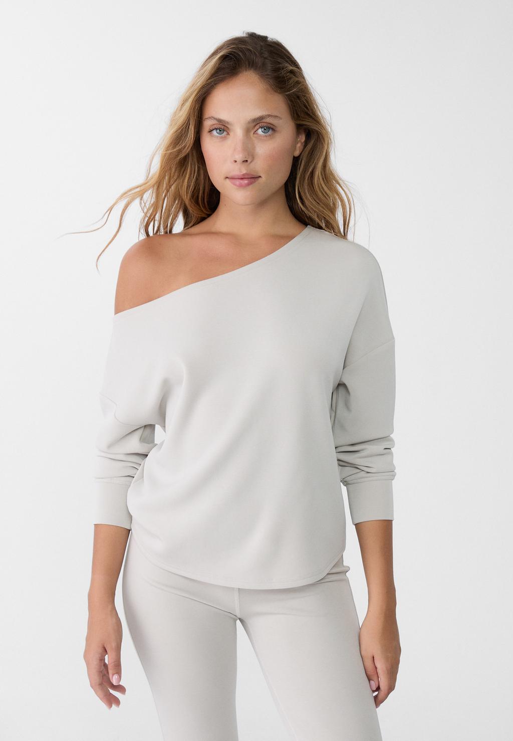 Maglie con le spalle scoperte: 7 modelli perfetti anche in autunno Maglie con le spalle scoperte: 7 modelli perfetti anche in autunno