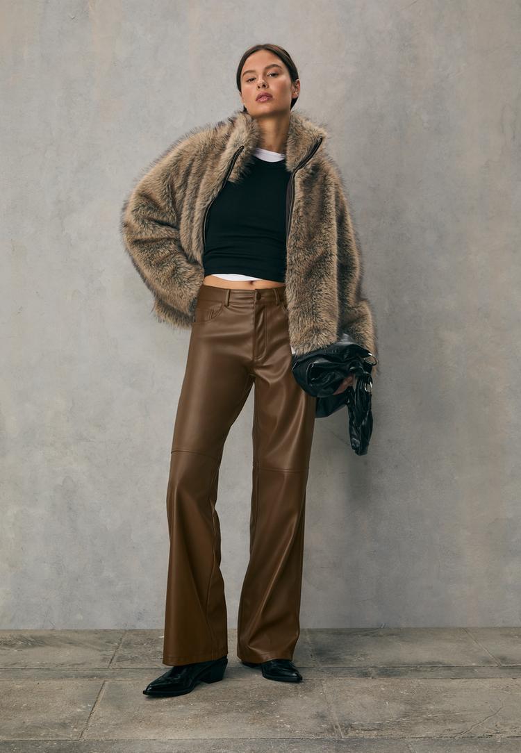 pantalon straight efecto piel