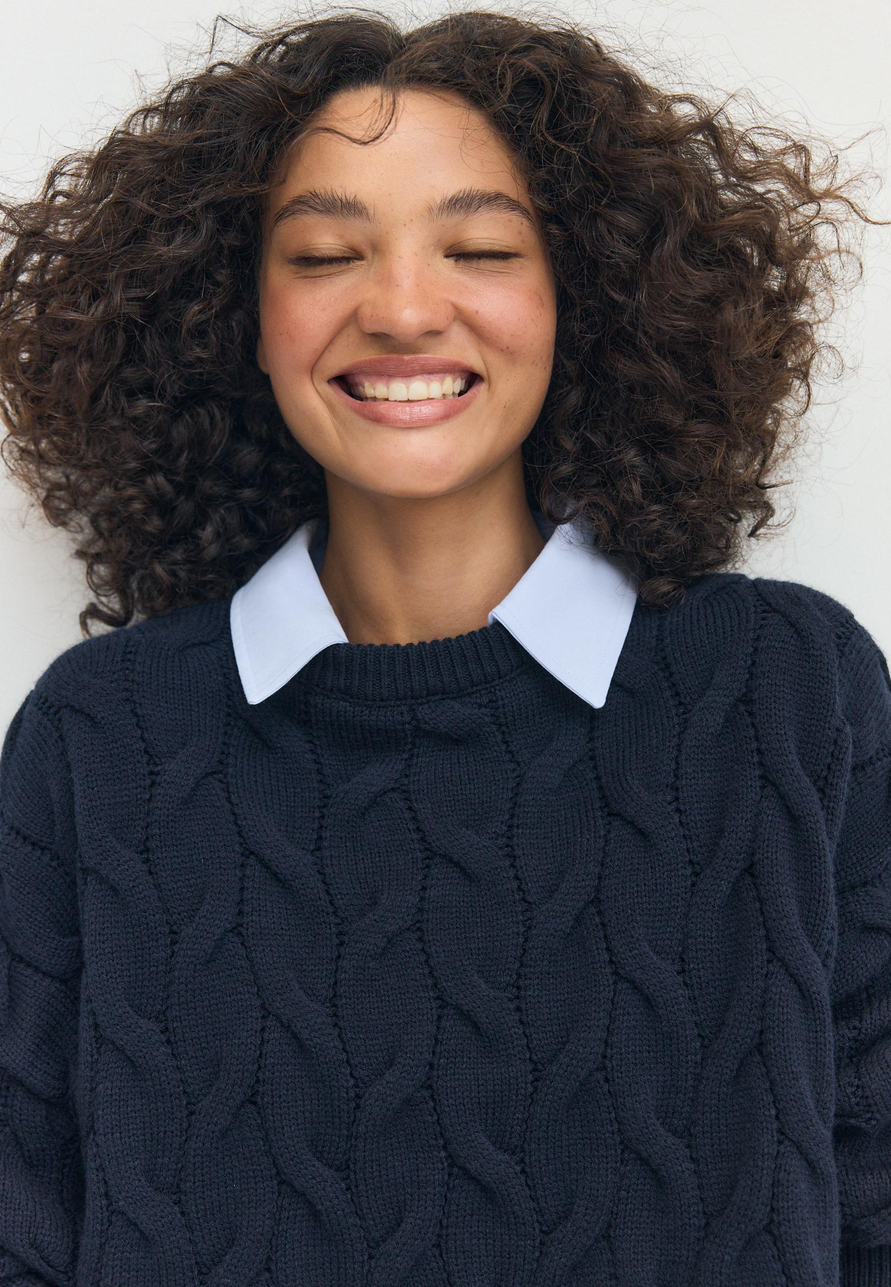 Two-fabric knit sweater with detachable collar — Navy blue