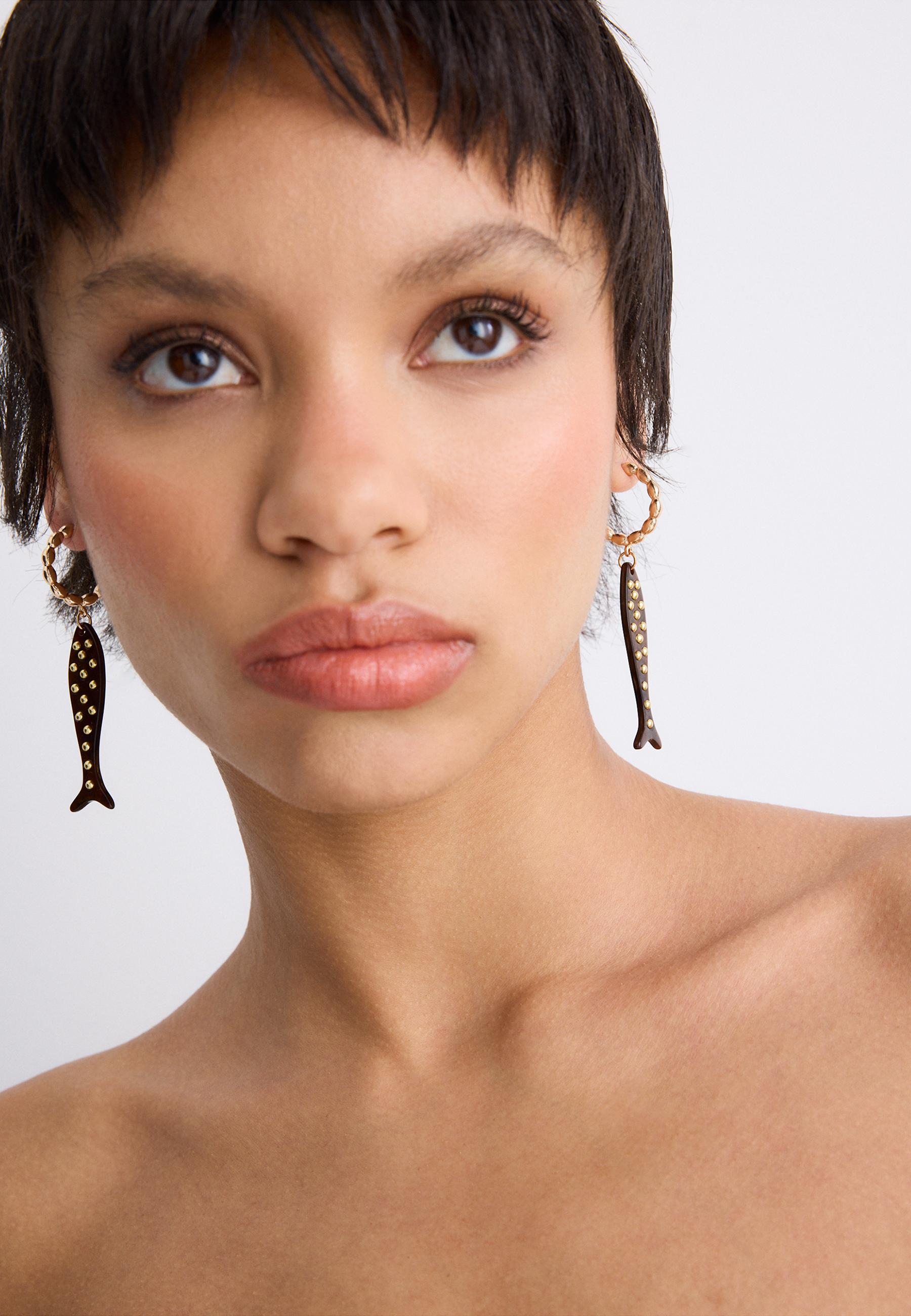 Fish stud earrings — Gold