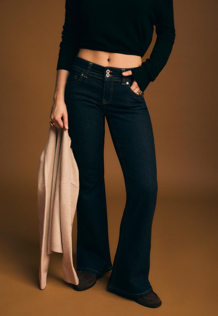 jeans boca de sino de cintura baixa com dois