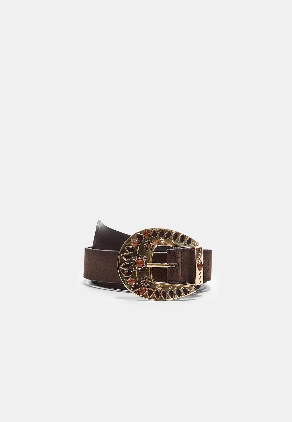 Belt with contrast buckle