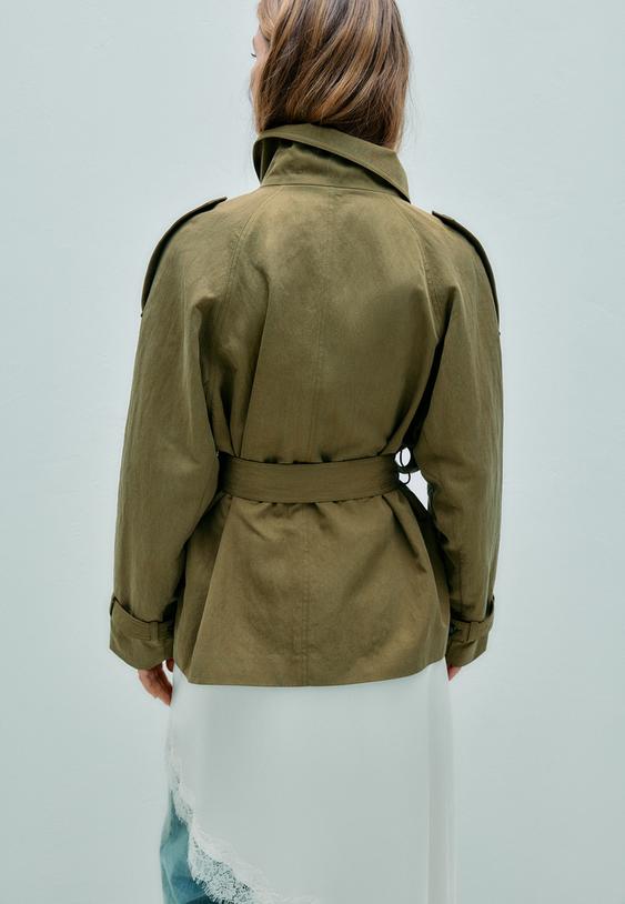 trench curto gola alta