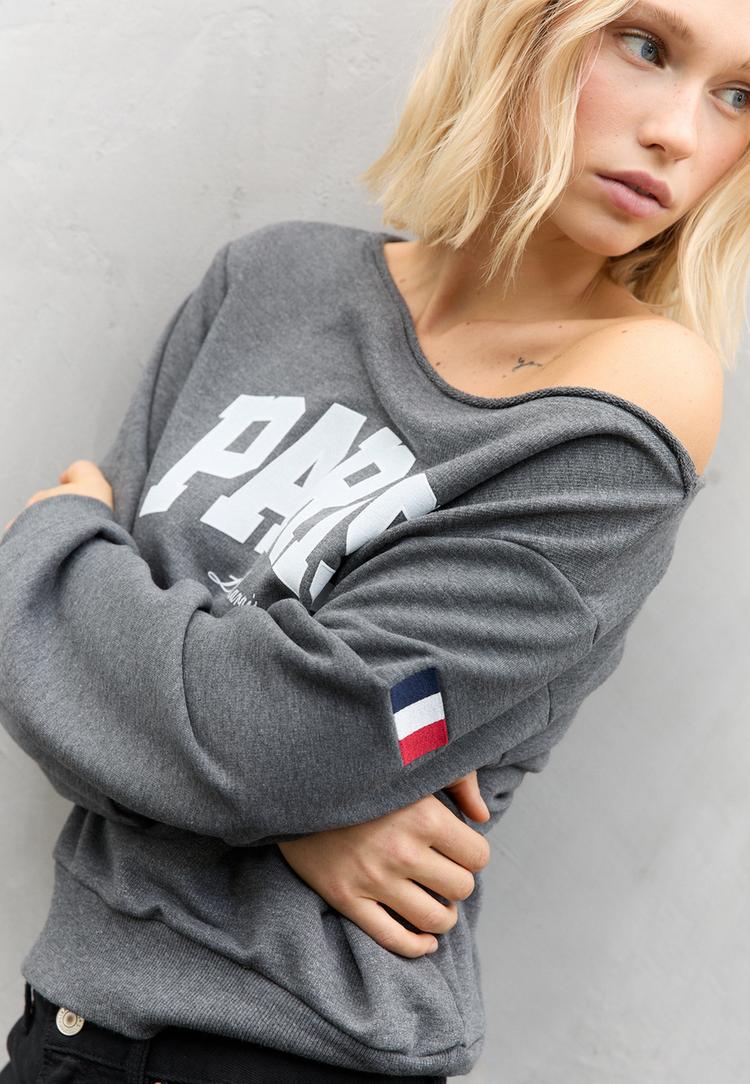 sweatshirt-mit-grafik-und-carmen-ausschnitt
