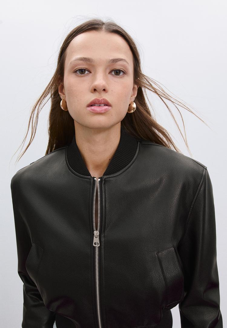 cazadora bomber efecto piel hombreras