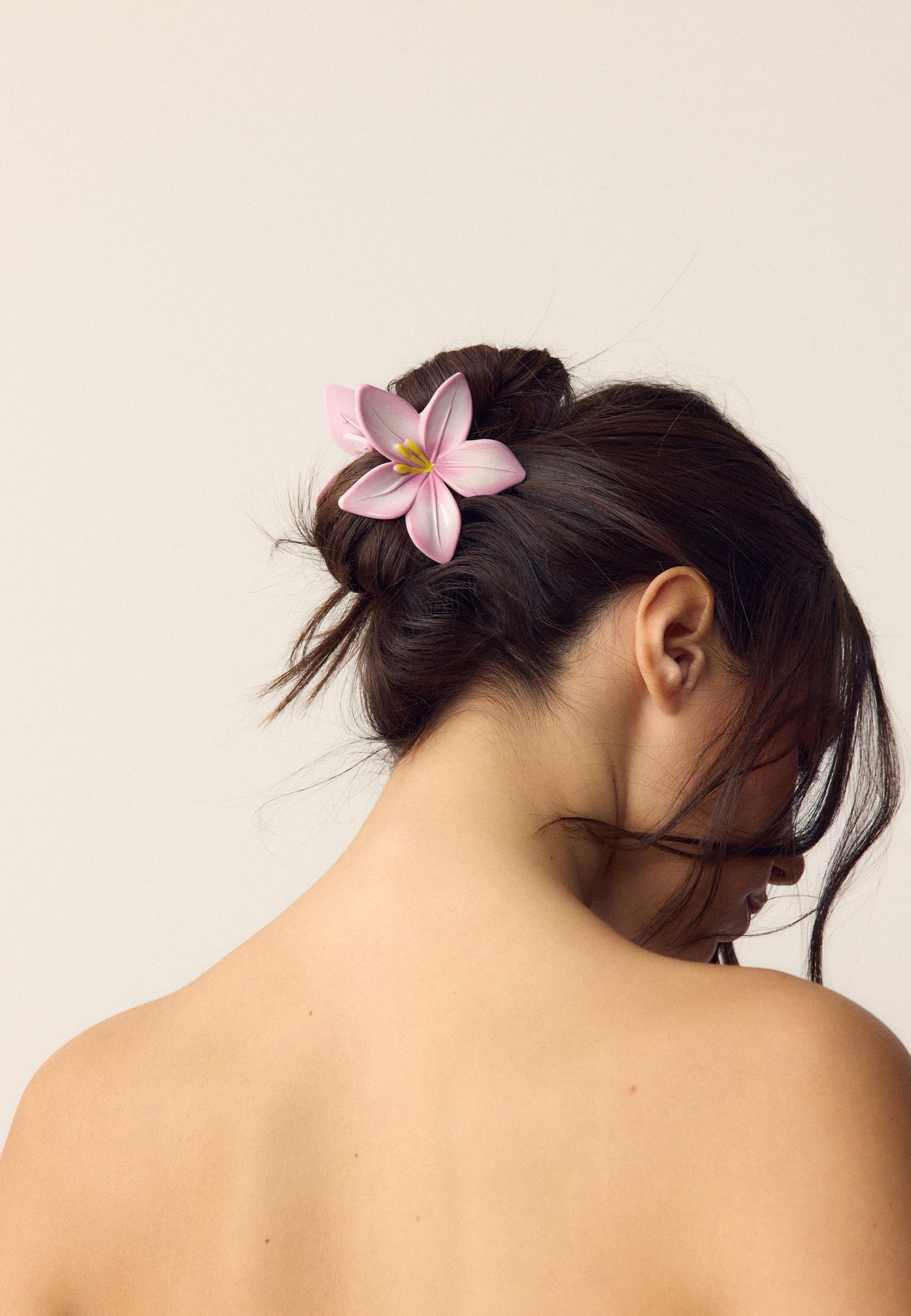 Flower clip — Pale pink