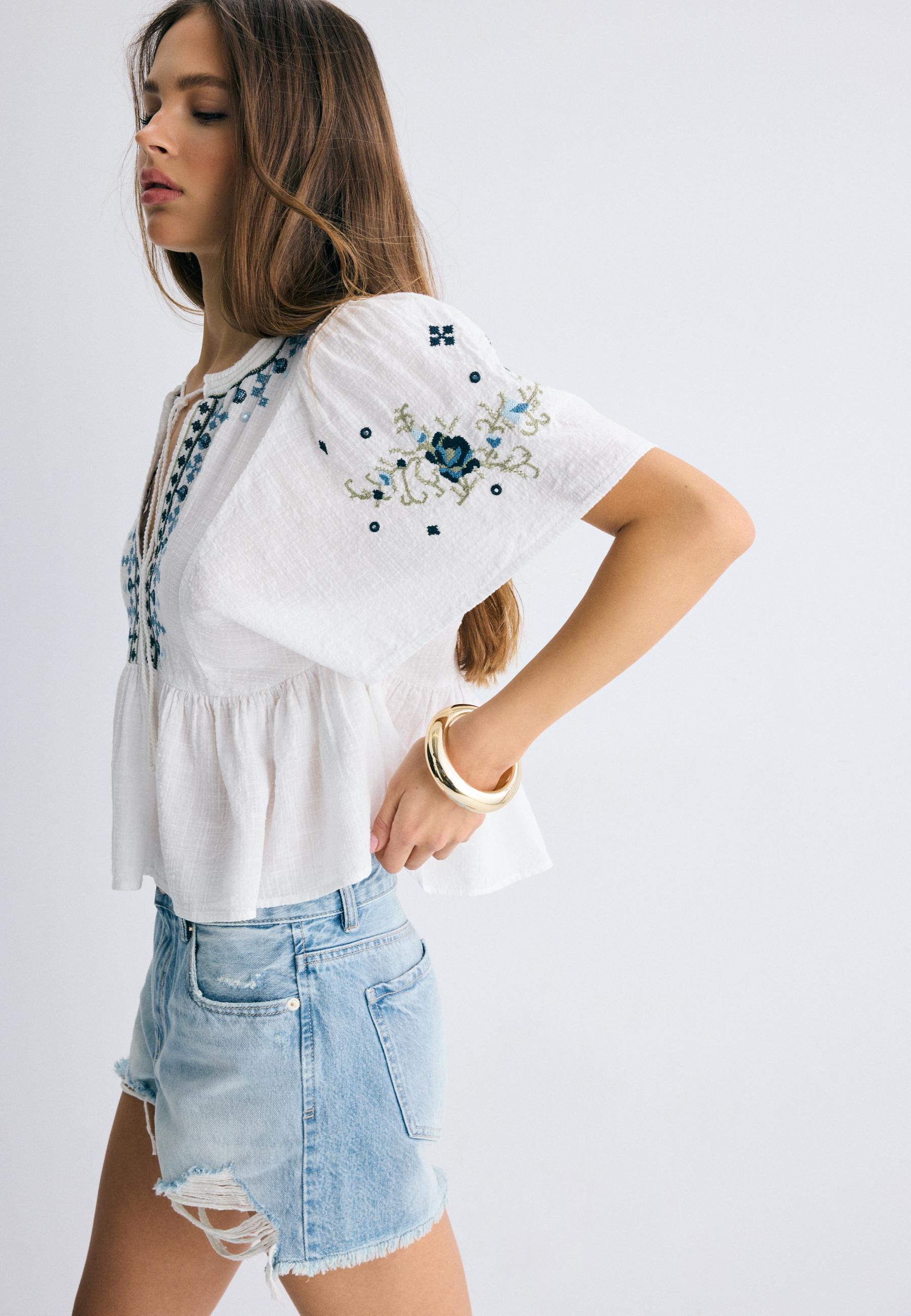 Contrast embroidery short sleeve blouse — Ecru