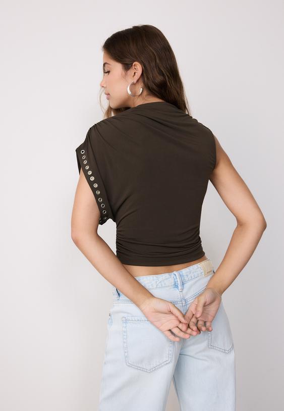 asymmetrisches-armelloses-top-mit-nieten