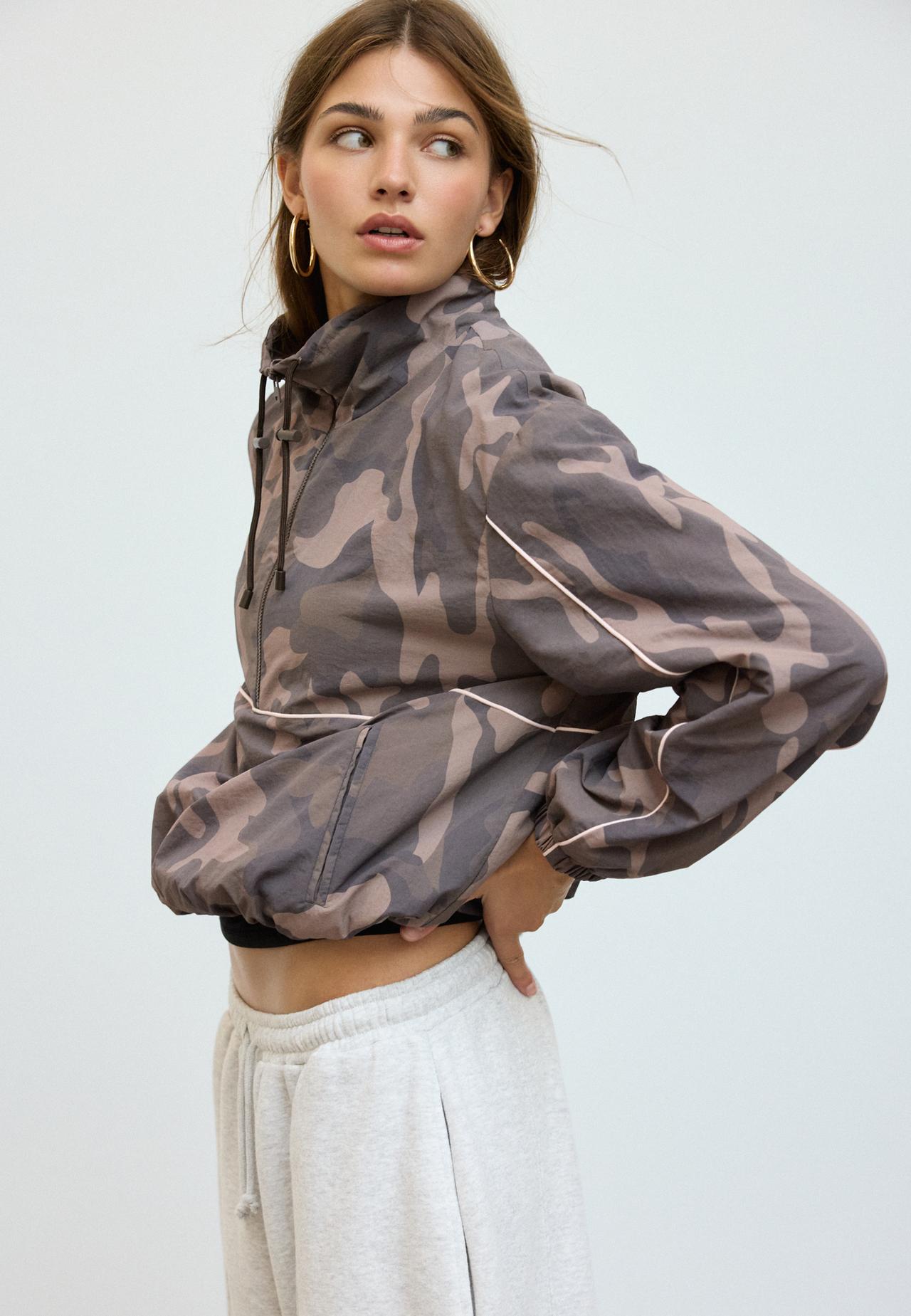Technical windbreaker with fleece lining — Brown