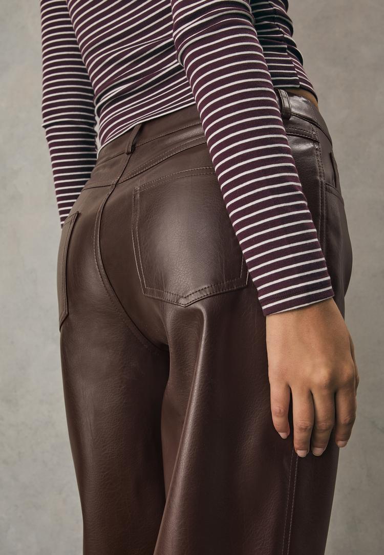 pantalon straight efecto piel textura