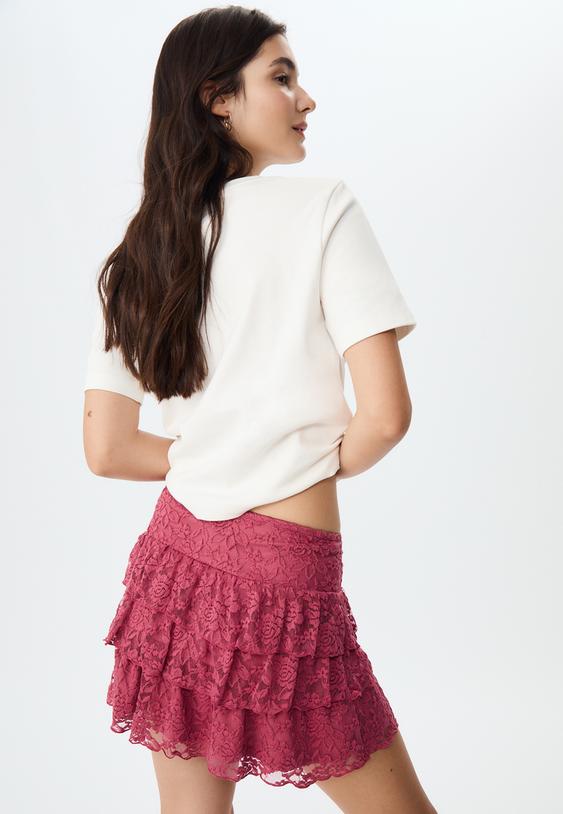 flieender-hosenrock-mit-spitze