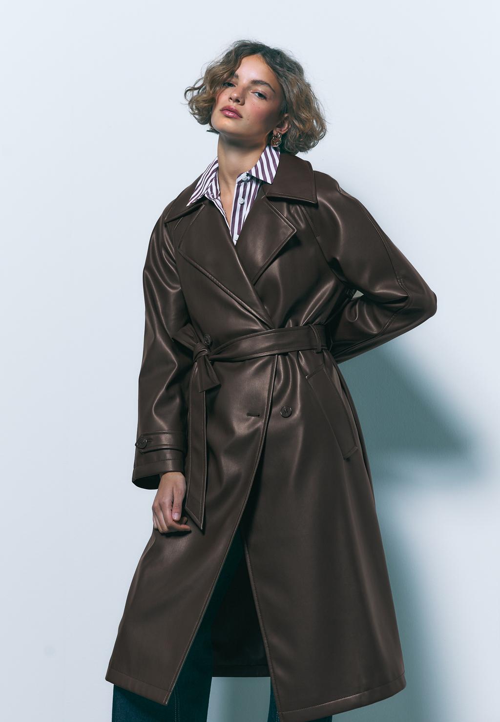 Trench largo efecto piel