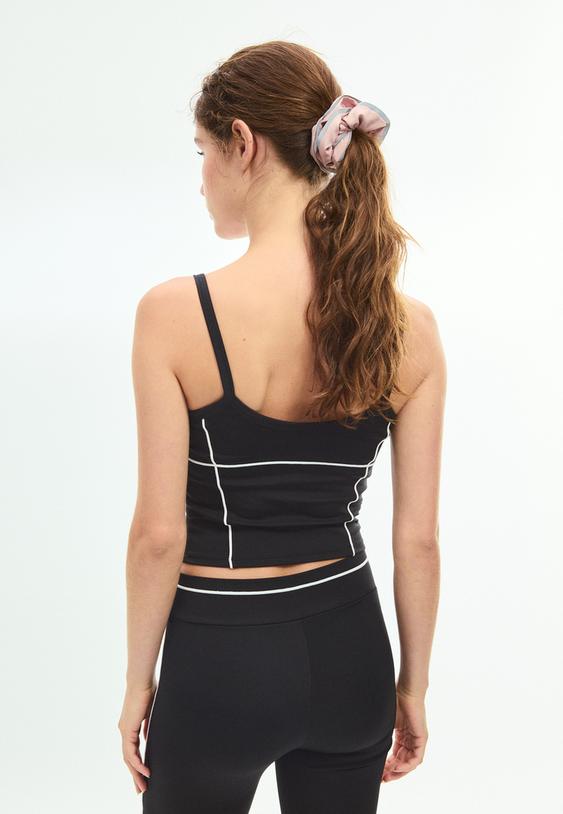 top cropped con dettaglio piping