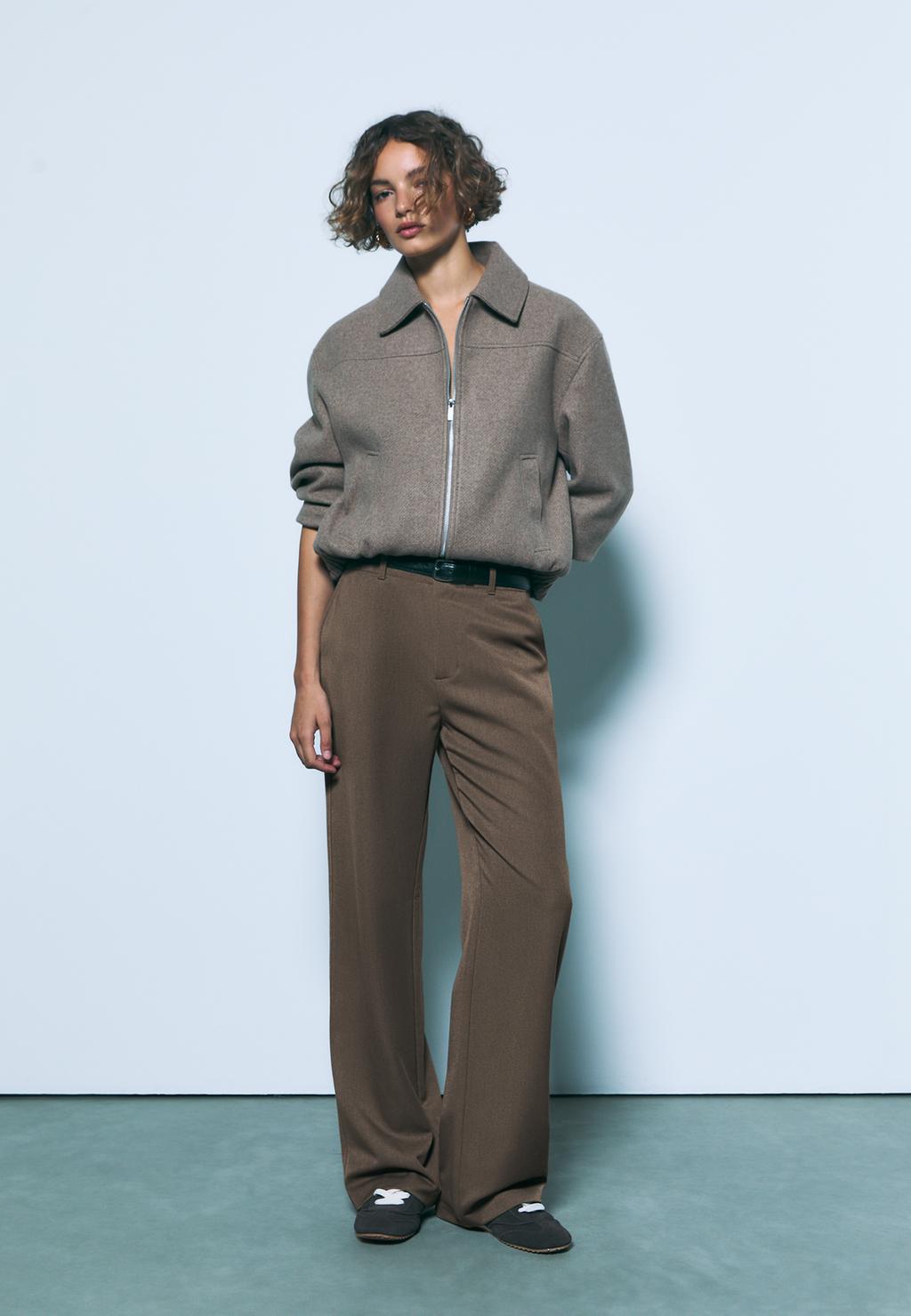 Pantaloni fluidi dritti eleganti con cintura