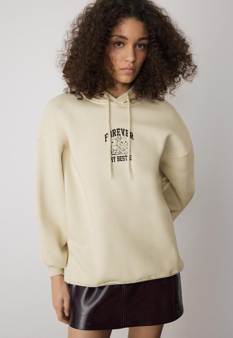 sweatshirt-mit-grafik-und-kapuze