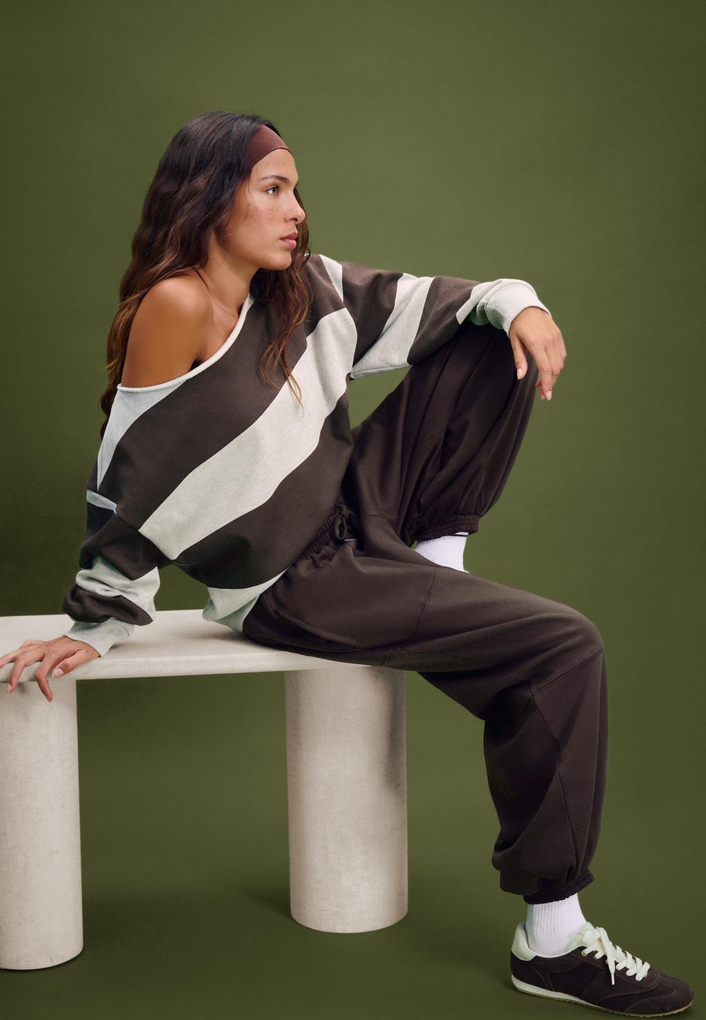 Sudadera básica rayas hombros descubiertos