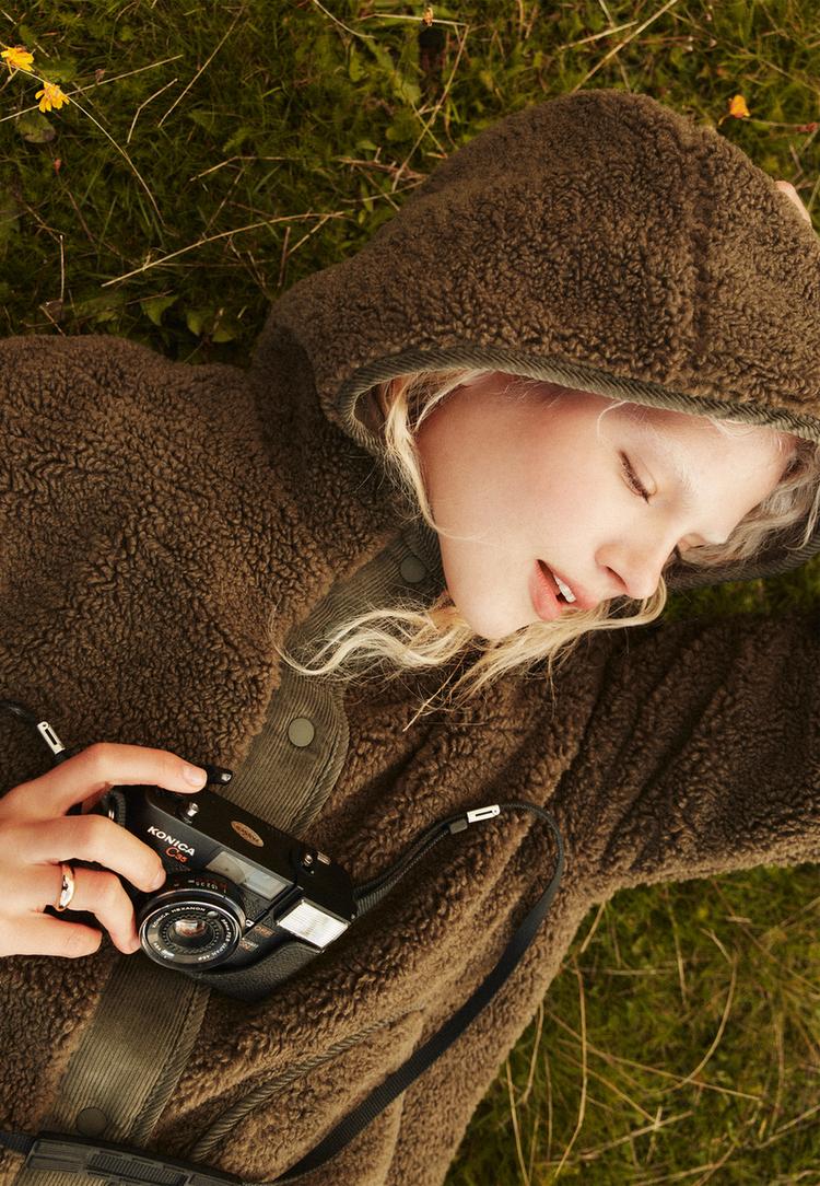 cazadora efecto borreguillo detalle pana