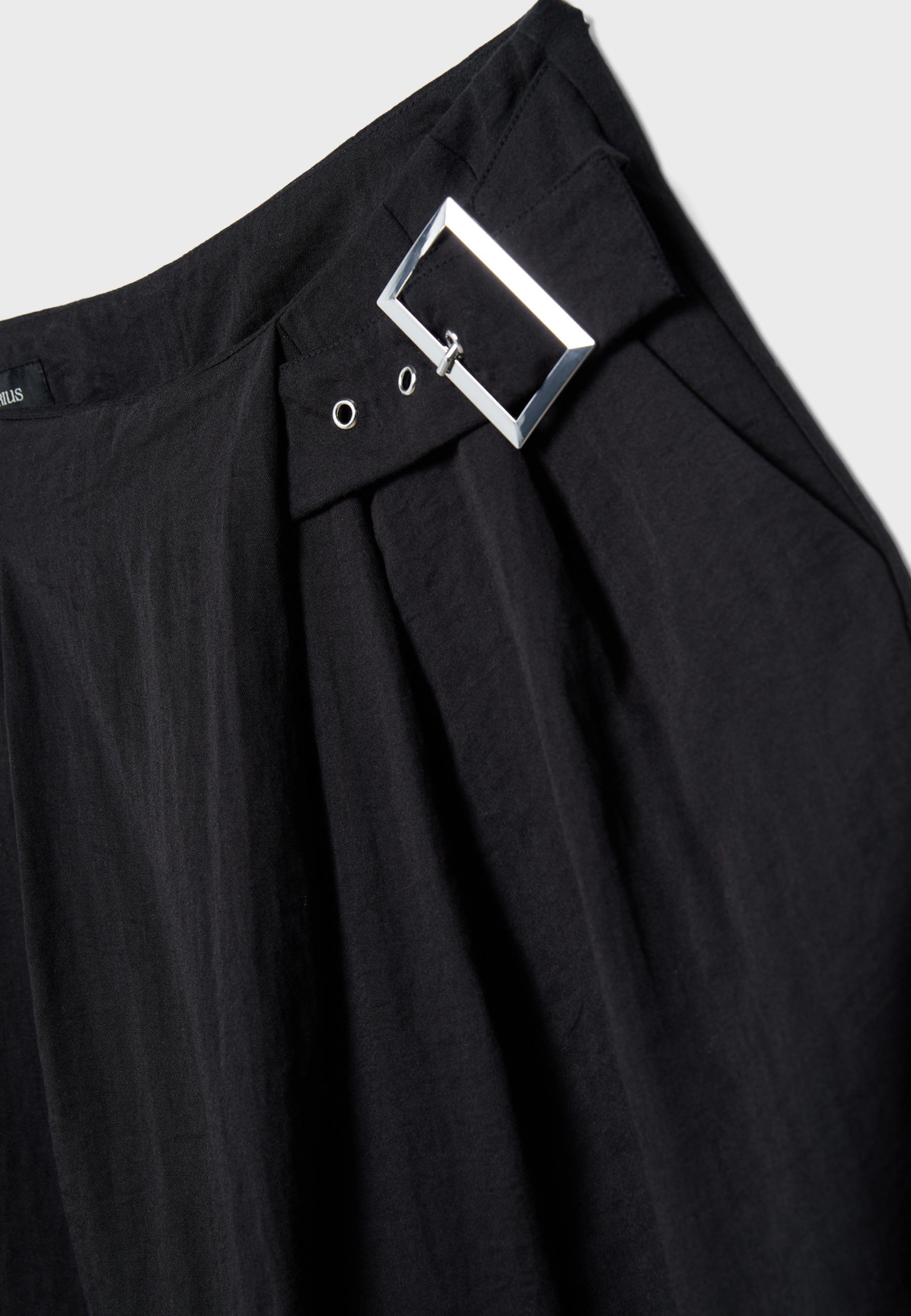 Flowing trousers with a buckle — Black