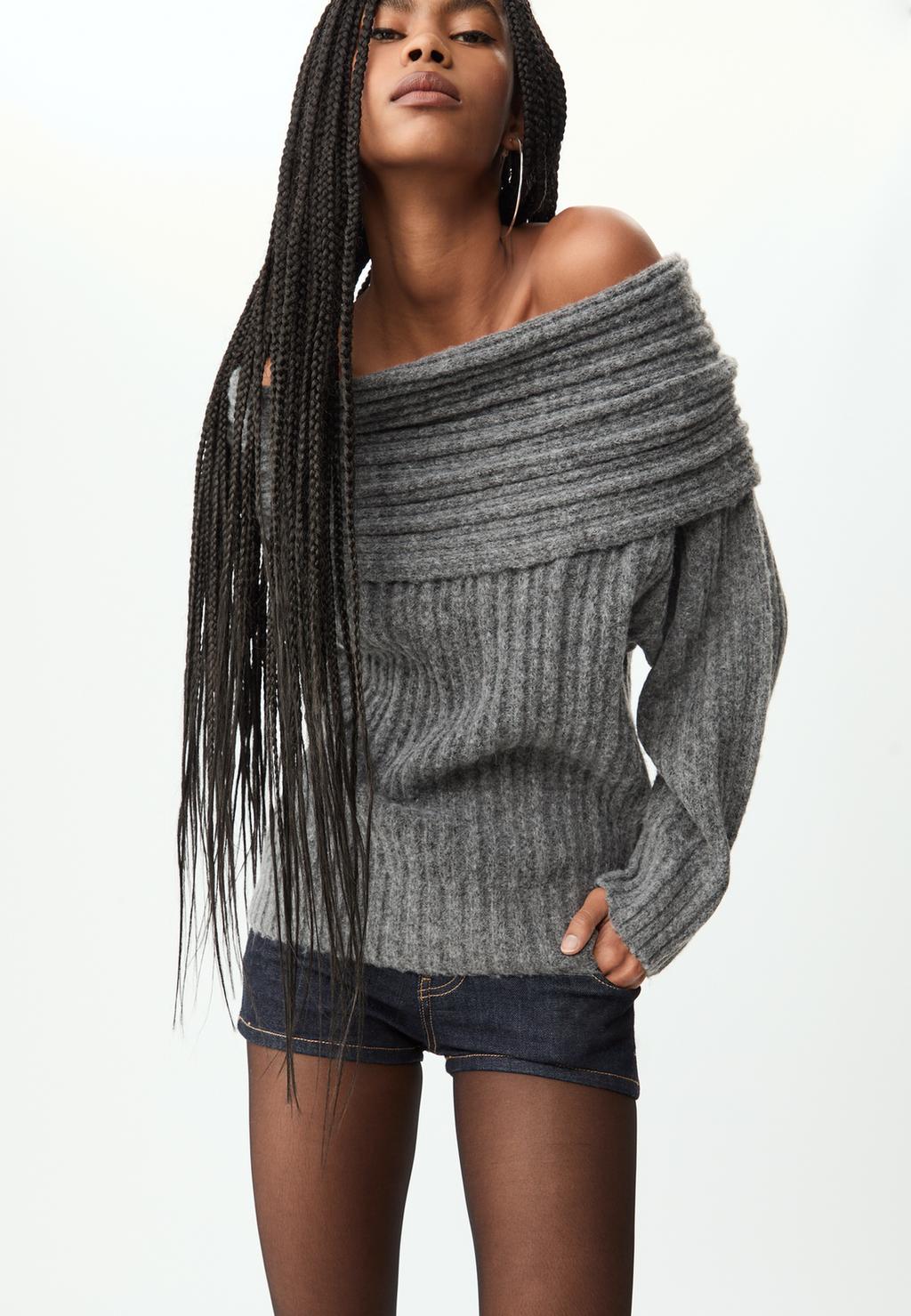 Pull asymétrique en maille à épaules dénudées